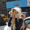 L'actrice Amanda Bynes à New York le 10 juillet 2013. La jeune actrice se cache des photographes avec son chien.