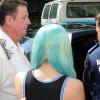 Amanda Bynes porte une perruque bleue. Elle quitte son appartement de New York, le 9 juillet 2013.
