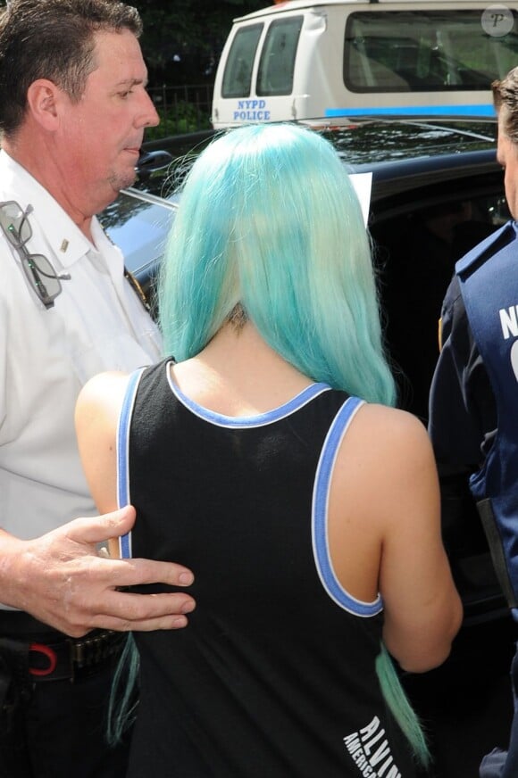 Amanda Bynes porte une perruque bleue. Elle quitte son appartement de New York, le 9 juillet 2013.