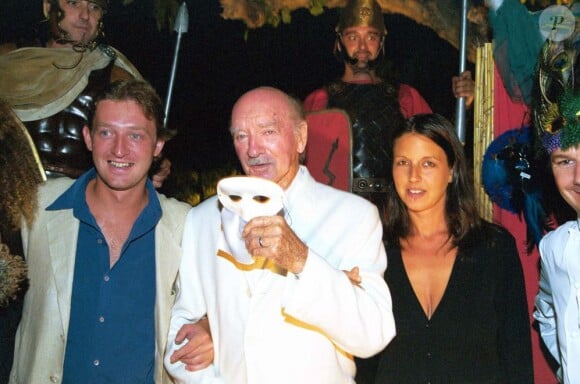Eddie Barclay avec son fils Guillaume et sa femme à Saint-Tropez le 17 août 1999.