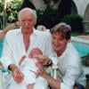 Eddie Barclay avec son fils Guillaume et sa femme Catherine présentant leur fille Clara, en 1997