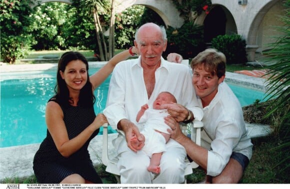 Eddie Barclay avec son fils Guillaume et sa femme Catherine présentant leur fille Clara, en 1997