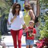 Exclusif - Eva Longoria emmène sa mère Ella Eva Mireles et son neveu dans un salon de coiffure à West Hollywood, le 23 juillet 2013.
