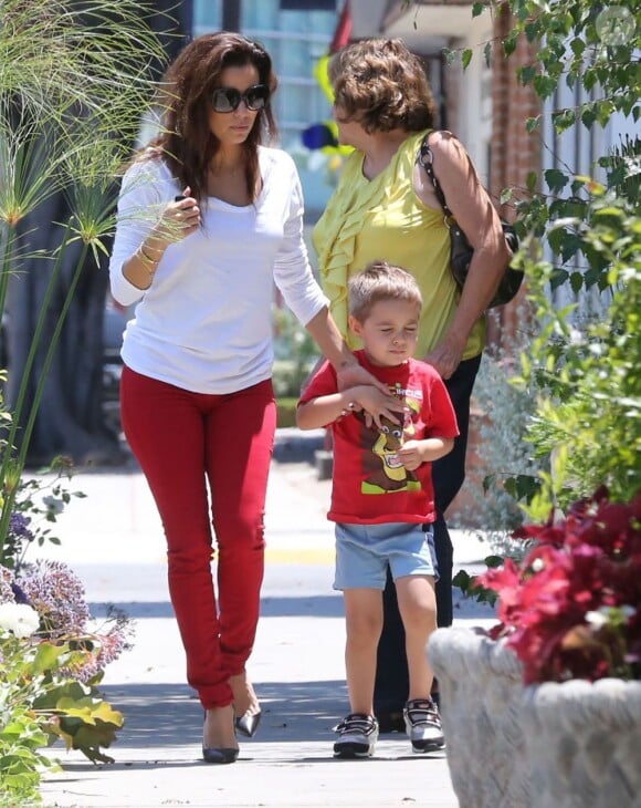 Exclusif - La jolie Eva Longoria emmène sa mère Ella Eva Mireles et son neveu dans un salon de coiffure à West Hollywood, le 23 juillet 2013.
