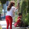 Exclusif - Eva Longoria emmène sa mère Ella Eva Mireles et son neveu dans un salon de coiffure à West Hollywood, le 23 juillet 2013.