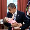 Barack Obama pose avec Talia Neufeld, fille d'un membre du staff de la Maison Blanche. Photo prise à Washington en juin 2013.