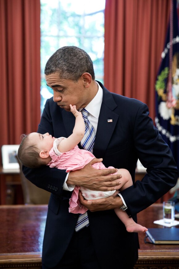 Barack Obama pose avec Talia Neufeld, fille d'un membre du staff de la Maison Blanche. Photo prise à Washington en juin 2013.