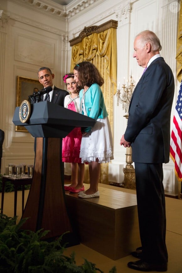 Barack Obama et Joe Biden ont écouté les jumelles Zea et Luna Weiss-Wynne (9 ans) réaliser un discours lors du mois de la fierté LGBT (Lesbiennes Gays Bisexuels Trans ). Juin 2013.