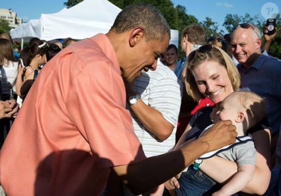 Le président Barack Obama, toujours aussi proche des enfants. Cette photo a été publiée sur le compte Facebok de la Maison Blanche pour le Jour de l'Indépendance, le 4 juillet 2013.