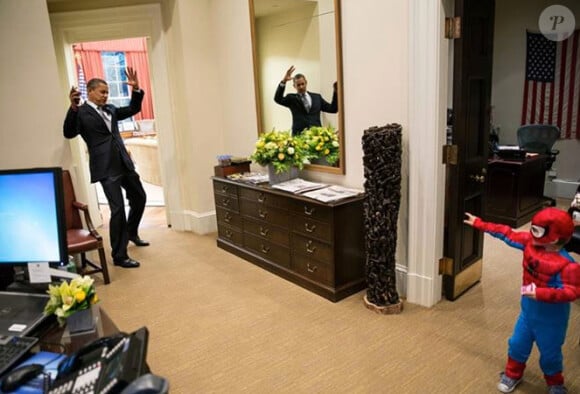 Le président Barack Obama joue avec un enfant déguisé en Spider-Man.