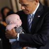 Barack Obama lors d'un déjeuner organisé à la Maison Blanche pour la Fête des pères à Washington, le 14 juin 2013. 2013. L'homme politique a rencontré un certain nombre de papas et leurs enfants, mais aussi des membres du programme BAM (Becoming A Man) qui vient en aide aux garçons et jeunes hommes en difficulté.
