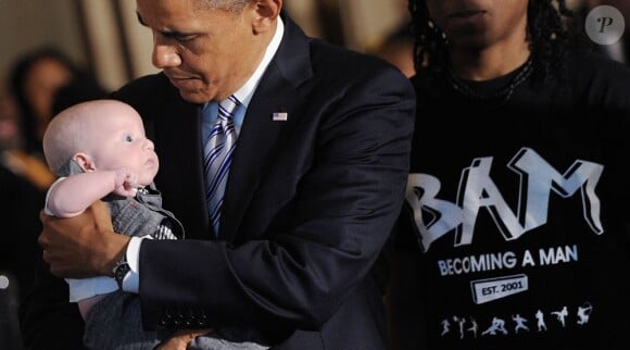 Barack Obama lors d'un déjeuner organisé à la Maison Blanche pour la Fête des pères à Washington, le 14 juin 2013. 2013. L'homme politique a rencontré un certain nombre de papas et leurs enfants, mais aussi des membres du programme BAM (Becoming A Man) qui vient en aide aux garçons et jeunes hommes en difficulté.