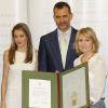 Le prince Felipe et la princesse Letizia d'Espagne ont remis le prix de journalisme Luis Carandell, à la journaliste parlementaire Maria Rey, au Sénat, à Madrid, le 24 juillet 2013.