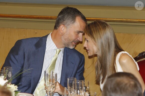 Le prince Felipe et la belle princesse Letizia d'Espagne ont remis le prix de journalisme Luis Carandell, à la journaliste parlementaire Maria Rey, au Sénat, à Madrid, le 24 juillet 2013.