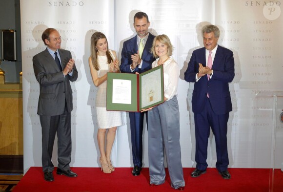 Le prince Felipe et la princesse Letizia d'Espagne ont remis le prix de journalisme Luis Carandell, à la journaliste Maria Rey, au Sénat, à Madrid, le 24 juillet 2013.