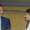 Le prince Felipe et la princesse Letizia d'Espagne ont remis le prix de journalisme Luis Carandell, à la journaliste parlementaire Maria Rey, au Sénat, à Madrid, le 24 juillet 2013.