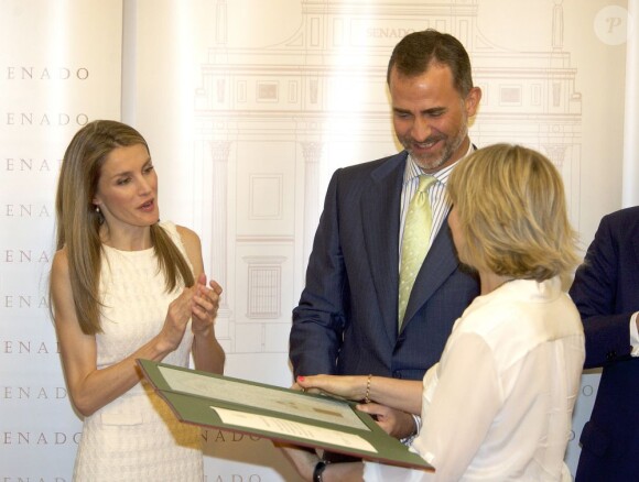 Le prince Felipe et la jolie princesse Letizia d'Espagne ont remis le prix de journalisme Luis Carandell, à la journaliste parlementaire Maria Rey, au Sénat, à Madrid, le 24 juillet 2013.