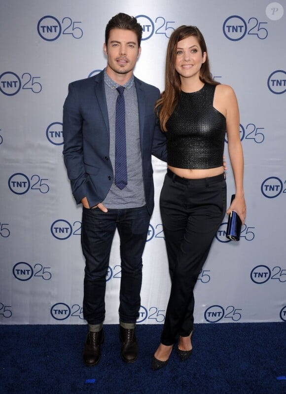 Josh Henderson et Julie Gonzalo lors de la soirée du 25e anniversaire de la chaîne TNT, au Beverly Hilton Hôtel, le 24 juillet 2013