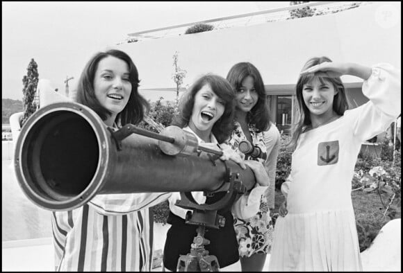 Bernadette Lafont, Jane Birkin, Elisabeth Wiener et Emma Cohen en 1972 pour le film Trop jolies pour être honnêtes