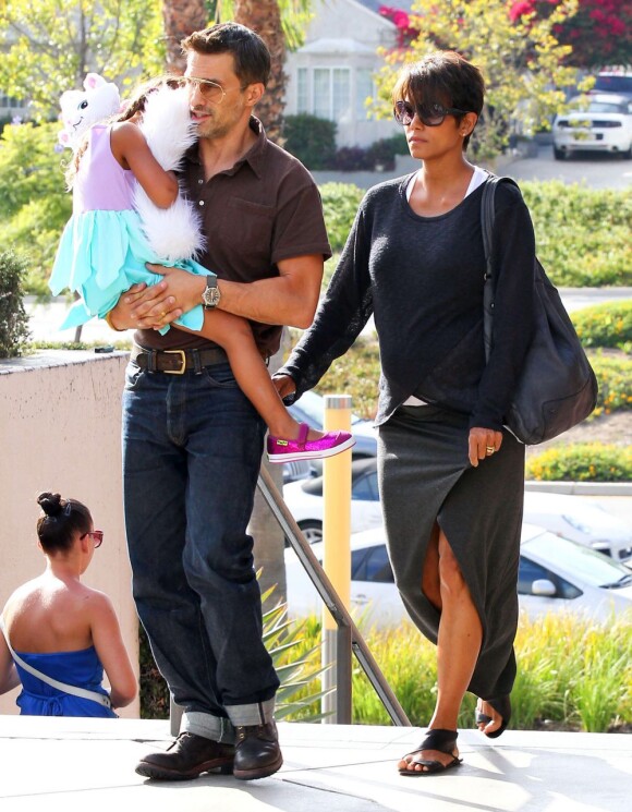 Halle Berry enceinte, son mari Olivier Martinez et sa fille Nahla se rendent au cinéma pour voir le film Turbo à Century City, le 24 juillet 2013.