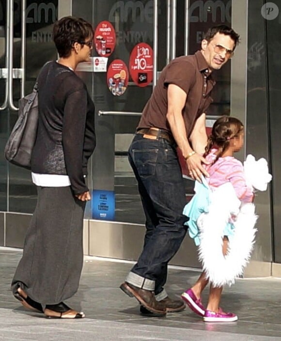 Halle Berry enceinte au côté de son mari Olivier Martinez et de sa fille Nahla vont au cinéma voir le film Turbo à Century City, le 24 juillet 2013.