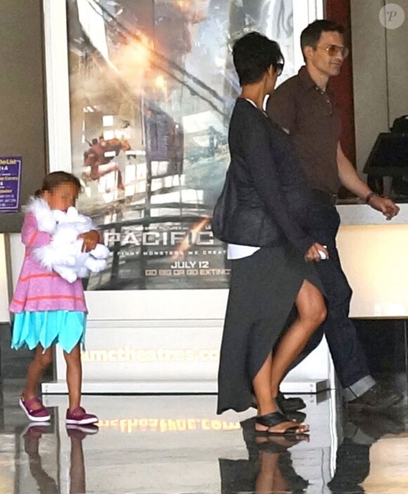 Halle Berry enceinte, son mari Olivier Martinez et sa fille Nahla à Century City, le 24 juillet 2013.