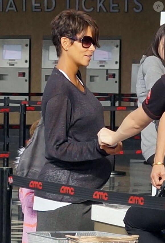 Halle Berry enceinte se rend au cinéma voir le film Turbo à Century City, le 24 juillet 2013.
