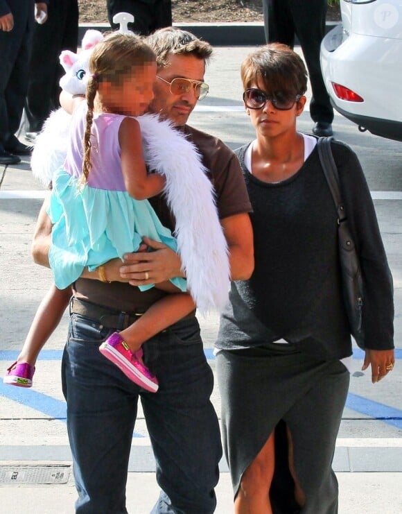 Halle Berry enceinte, son mari Olivier Martinez et sa fille Nahla se rendent au cinéma voir le film Turbo à Century City, le 24 juillet 2013.