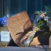 Des fans sont venus déposer des fleurs et ont érigé un mémorial en hommage à l'acteur de la série "Glee", Cory Monteith, décédé d'une overdose samedi 13 juillet 2013 à Vancouver.