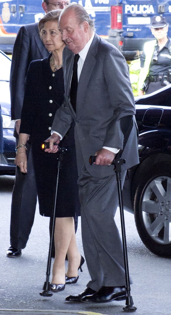 Le roi Juan Carlos Ier d'Espagne et la reine Sofia en visite à Saint-Jacques de Compostelle jeudi 25 juillet 2013 suite à la catastrophe ferroviaire survenue dans la soirée du 24 juillet.