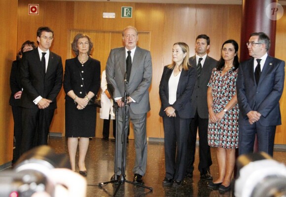 Le roi Juan Carlos Ier d'Espagne et la reine Sofia ont présenté leurs condoléances et apporté leur soutien aux familles de victimes à Saint-Jacques de Compostelle jeudi 25 juillet 2013 suite à la catastrophe ferroviaire survenue dans la soirée du 24 juillet.