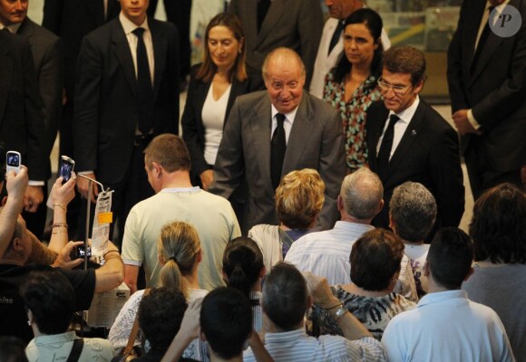 Le roi Juan Carlos Ier d'Espagne et la reine Sofia à Saint-Jacques de Compostelle jeudi 25 juillet 2013 suite à la catastrophe ferroviaire survenue dans la soirée du 24 juillet.