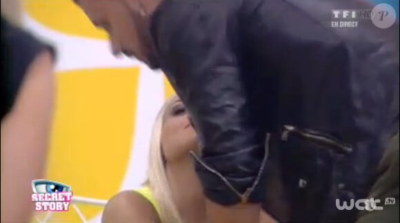 Vincent embrasse Alexia dans l'hebdo de Secret Story 7 sur TF1 le vendredi 26 juillet 2013