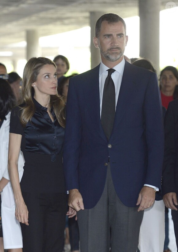 Le prince Felipe et la belle princesse Letizia d'Espagne au chevet des victimes de la catastrophe de Saint-Jacques de Compostelle le 26 Juillet 2013.