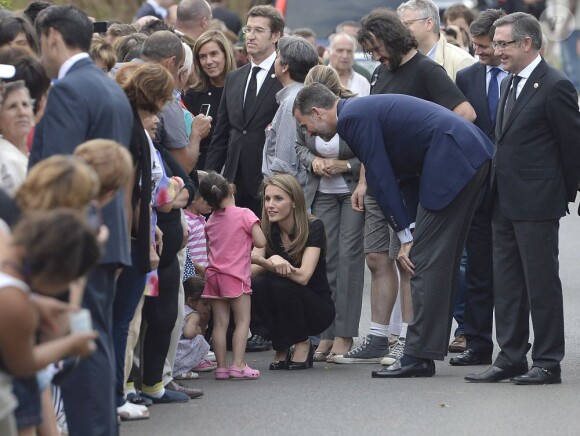 Le prince Felipe et la belle princesse Letizia d'Espagne à au chevet des victimes de la catastrophe ferroviaire de Saint-Jacques de Compostelle à Angroins le 26 Juillet 2013.