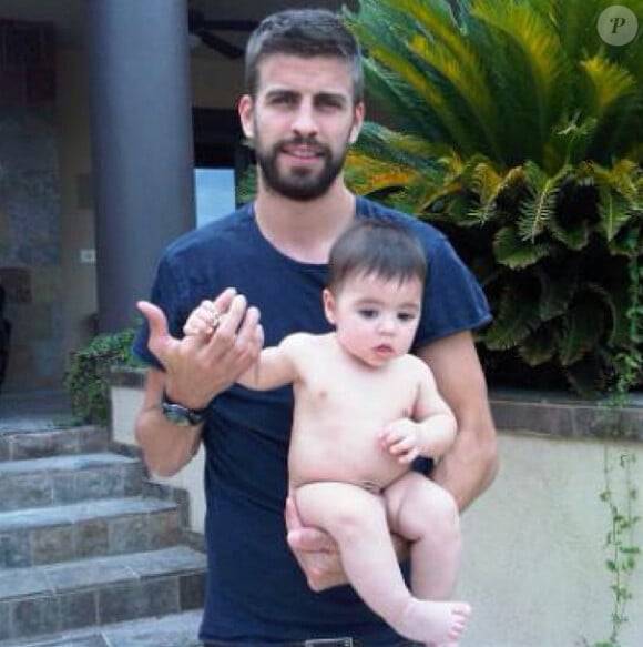 Gerard Piqué pose avec son petit garçon Milan à Hawaï en juillet 2013