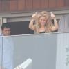 Shakira au balcon de son hôtel, le Fasano, à Rio de Janeiro le 21 juin 2013 avant de retrouver son homme Gerard Piqué et leur petit garçon Milan à pour des vacances à Hawaï