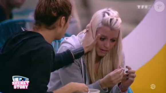Alexia est en larmes dans la quotidienne de Secret Story 7 sur TF1 le mardi 20 juillet 2013