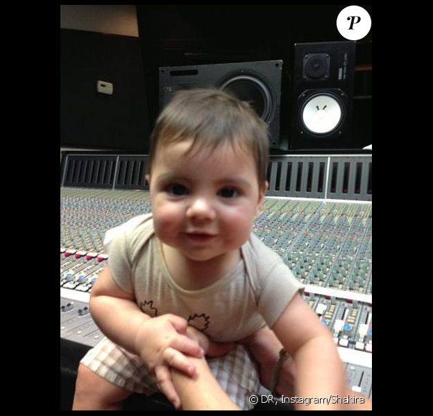 De retour en studio après des vacance méritées, Shakira n'a pas manqué d'emmener avec elle son craquant fiston Milan, le 29 juillet 2013.