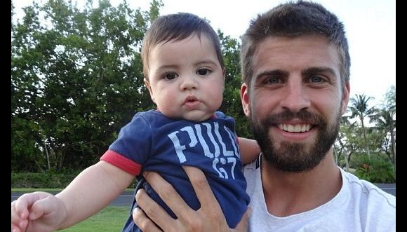 Le footballeur Gerard Piqué et son fils Milan, sur une photo publiée par Shakira, le 27 juillet 2013.