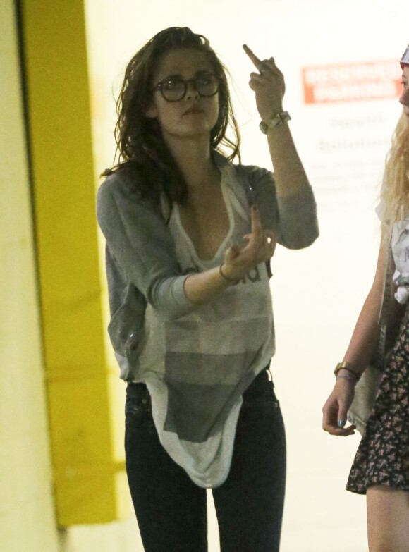Kristen Stewart fait un doigt d'honneur aux photographes à Studio City, le 23 mai 2013.