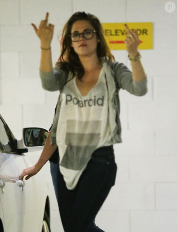 Kristen Stewart fait un doigt d'honneur aux photographes à la sortie d'un salon de beauté à Studio City, le 23 mai 2013.