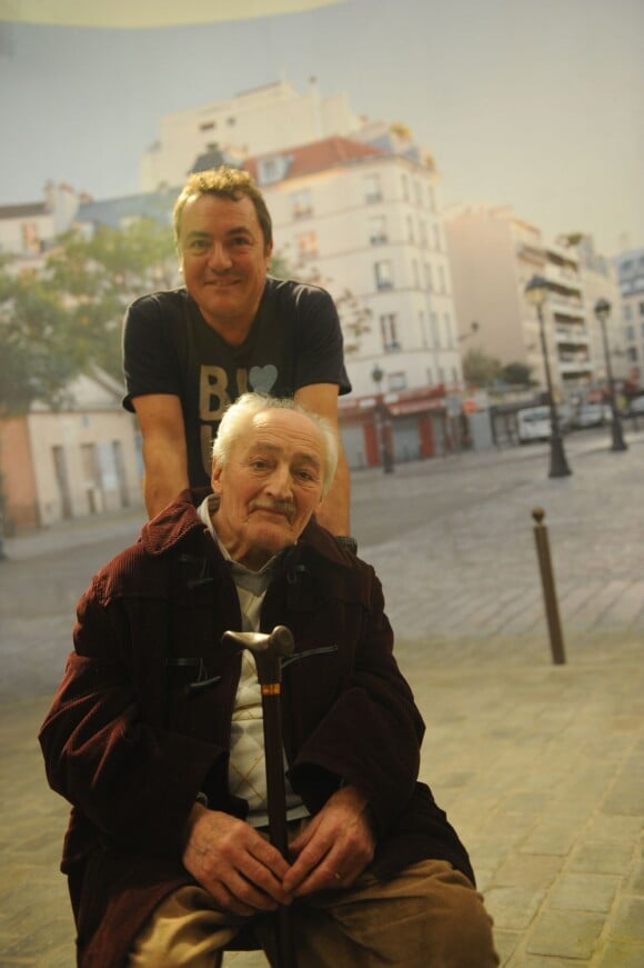 Exclusif - Fabien Onteniente au côté de son père (décédé le 23 juillet 2013) à Paris en 2011.