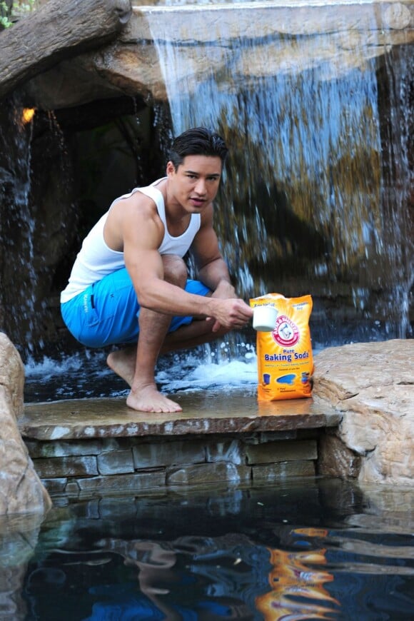 Mario Lopez s'occupe de nettoyer sa piscine à Los Angeles, le 29 juillet 2013.