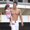 Mario Lopez se promène sur la plage avec sa fille Gia, avant d'aller faire du surf à Malibu, le 28 juillet 2013.