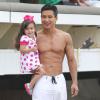 Mario Lopez se promène sur la plage avec sa fille Gia, avant d'aller faire du surf à Malibu, le 28 juillet 2013.