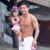 Mario Lopez se promène sur la plage avec sa fille Gia, avant d'aller faire du surf à Malibu, le 28 juillet 2013.