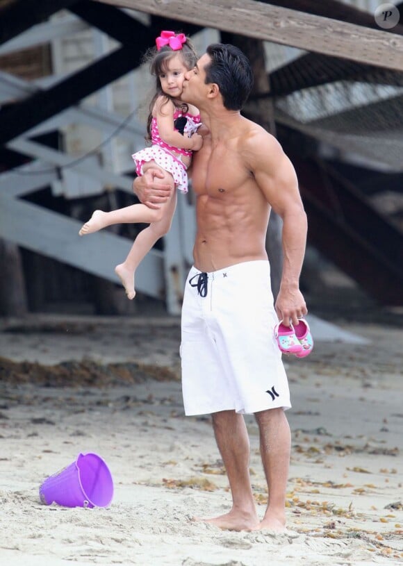Le sexy Mario Lopez se promène sur la plage avec sa fille Gia, avant d'aller faire du surf à Malibu, le 28 juillet 2013.