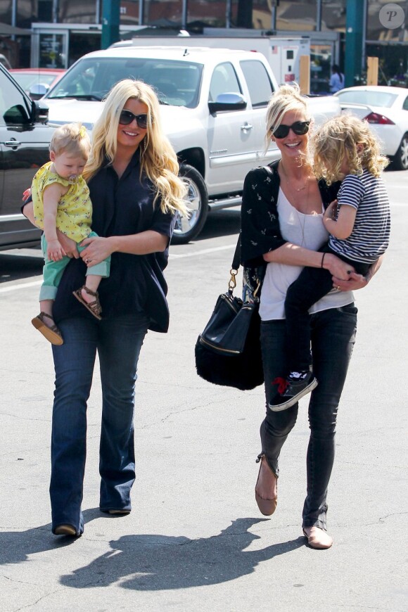 Jessica et Ashlee Simpson et leurs enfants respectifs Maxwell et Bronz à Los Angeles, le 16 mars 2013.