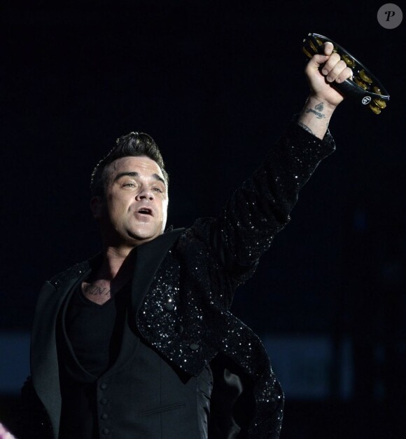 Robbie Williams lors de son concert à Hanovre en Allemagne, le 27 juillet 2013.